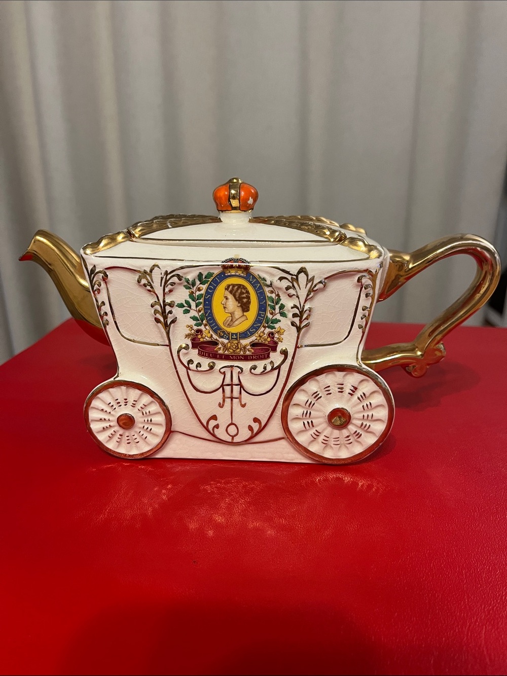 Vintage queen Elizabeth II Coronation coach Tea pot 1953 RARE COLLECTABLE